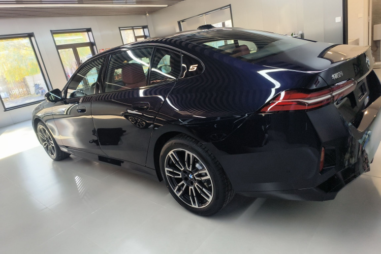 宝马5系 2025款 530Li 领先型 M运动套装车身外观4