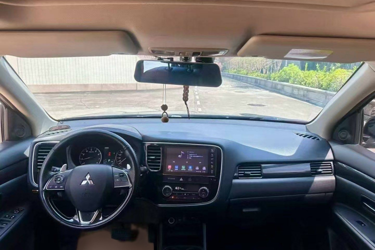 三菱 欧蓝德 2016款 2.4L 四驱豪华版 7座中控内饰7006