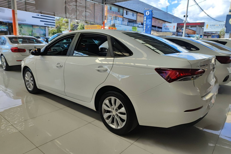 别克 英朗 2021款 1.3T 自动轻混动进取型车身外观4