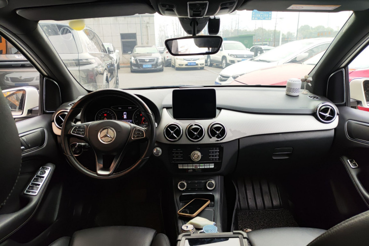 奔驰B级 2019款 B 200 动感型中控内饰12