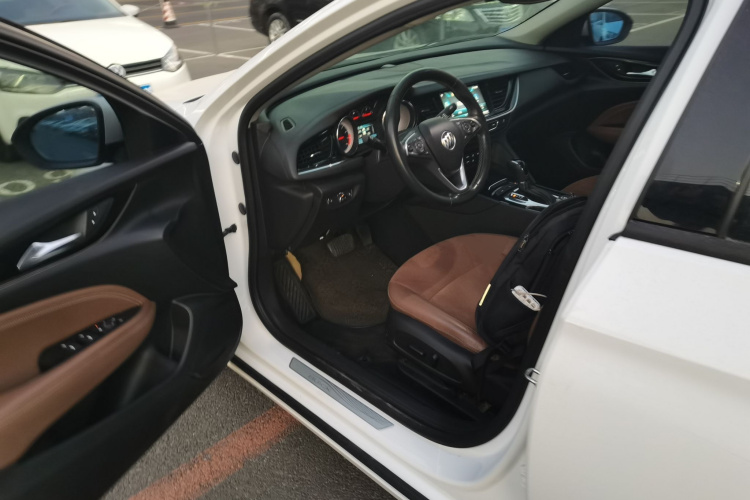 别克 君威 2019款 20T 精英型 国V中控内饰19