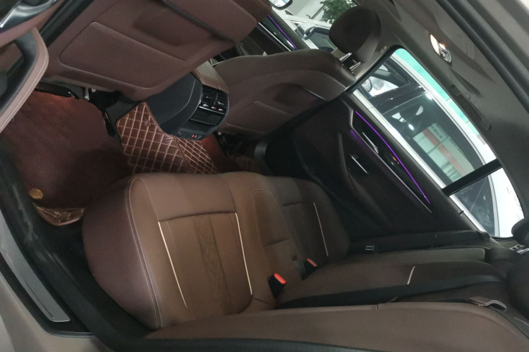 宝马5系 2022款 改款二 525Li 豪华套装中控内饰7004