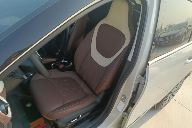 五菱汽车 五菱缤果 2023款 333km 灵犀互联+款中控内饰19