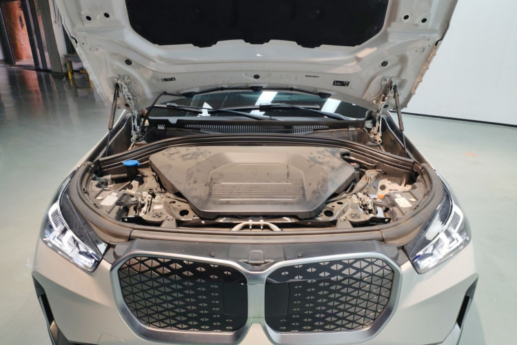 宝马iX1 2023款 xDrive30L X设计套装机舱底盘24