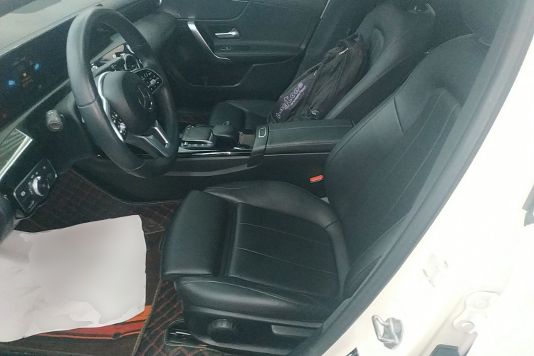 奔驰A级 2021款 A 200 L 运动轿车动感型局部细节19