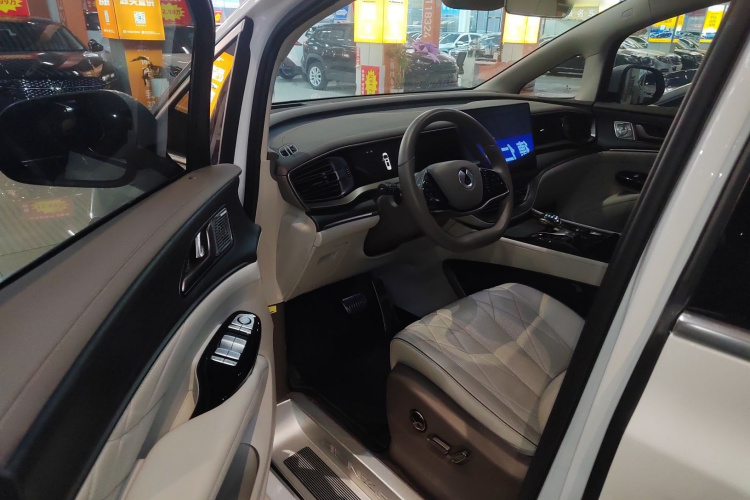 腾势D9 2022款 DM-i 970 四驱尊荣型中控内饰20