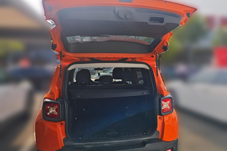 Jeep 自由侠 2018款 互联大屏版 180T 自动高能版局部细节23