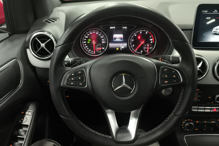 奔驰B级 2018款 B 200 动感型中控内饰13