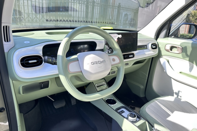 吉利银河 2025款 210km 熊猫骑士中控内饰7008