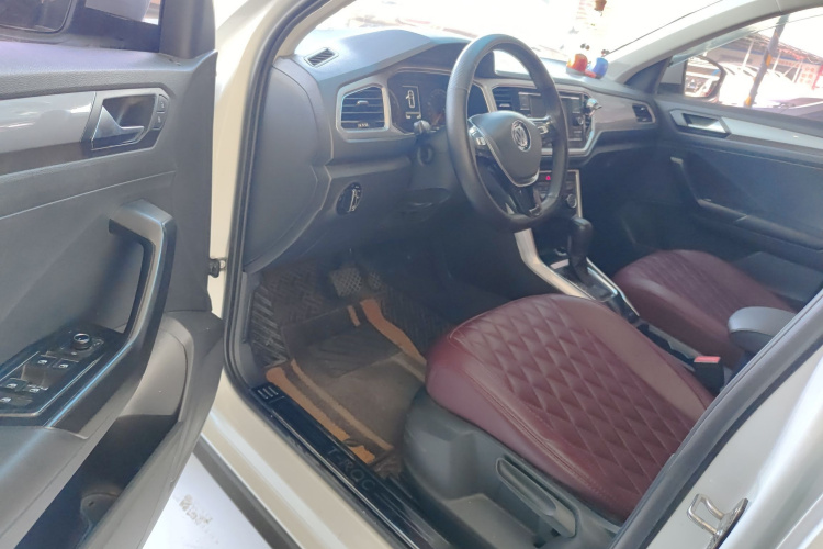 大众 T-ROC探歌 2018款 230TSI DSG两驱进取型 国V中控内饰20