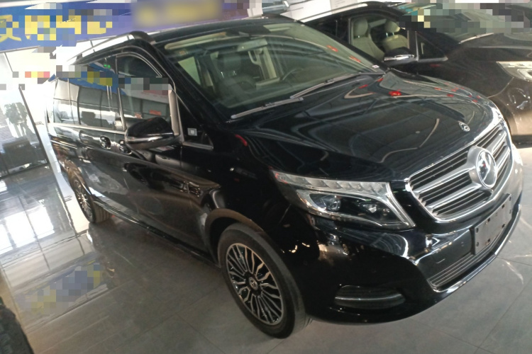 奔驰V级 2018款 V 260 L 尊贵加长版 国VI车身外观3