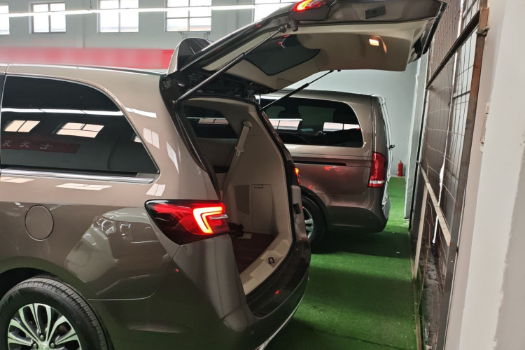 别克GL8 2021款 陆上公务舱 652T 豪华型机舱底盘23