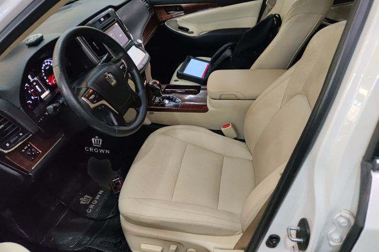 丰田 皇冠 2015款 2.5L 智享版中控内饰19