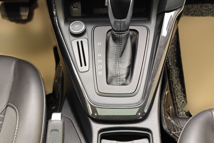 福特 福克斯 2017款 三厢 1.6L 自动风尚型智行版中控内饰7004