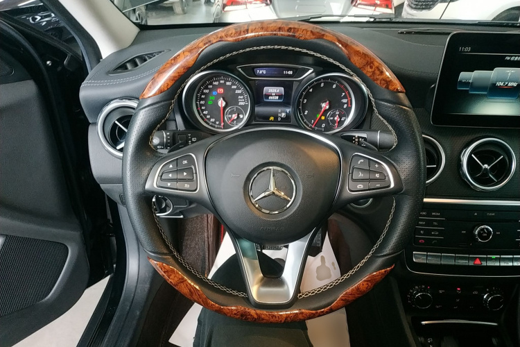 奔驰GLA 2017款 GLA 220 4MATIC 豪华型中控内饰13