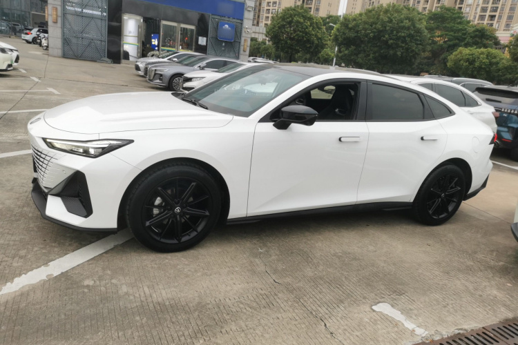 长安UNI-V 2023款 1.5T 尊贵型车身外观4