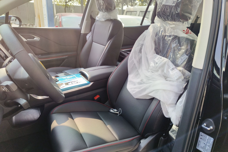 红旗HS7 PHEV 2025款 2.0T PHEV 四驱200万辆纪念版 6座中控内饰19