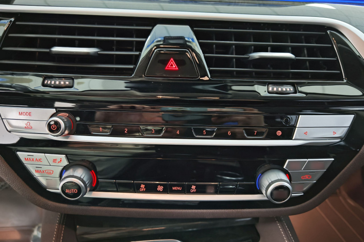 宝马5系 2022款 改款二 525Li 豪华套装中控内饰7004