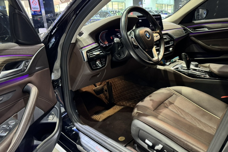 宝马5系 2021款 改款 530Li 领先型 豪华套装中控内饰7002