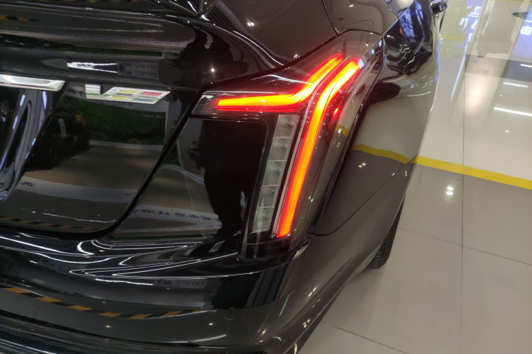 凯迪拉克CT5 2023款 28T 尊贵型车身外观9