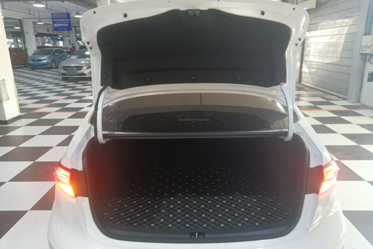 丰田 雷凌 2022款 双擎 1.8H E-CVT豪华版机舱底盘23