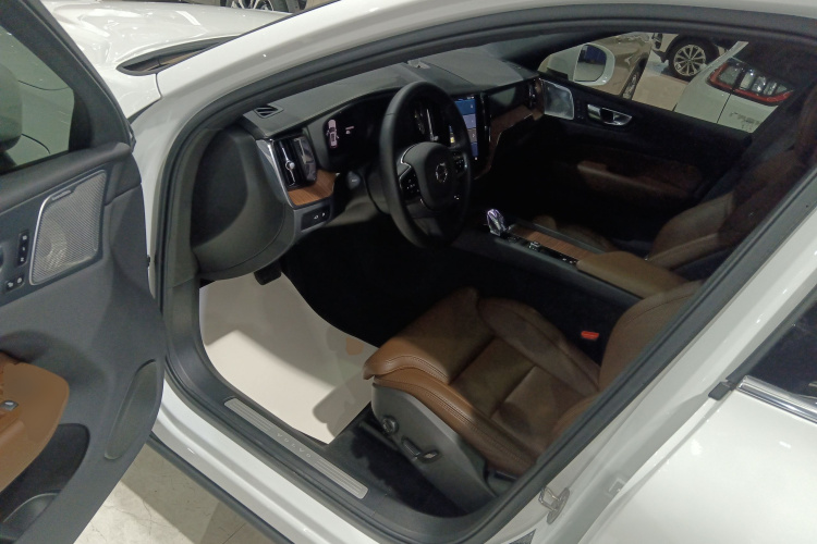 沃尔沃XC60新能源 2024款 T8 插电混动 长续航四驱智雅豪华版中控内饰20