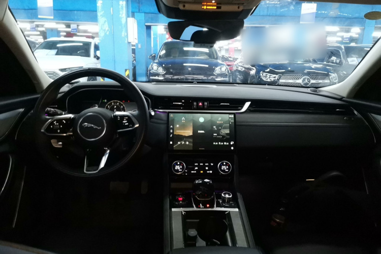 捷豹XFL 2023款 XFL 2.0T P200 两驱精英豪华版中控内饰7002