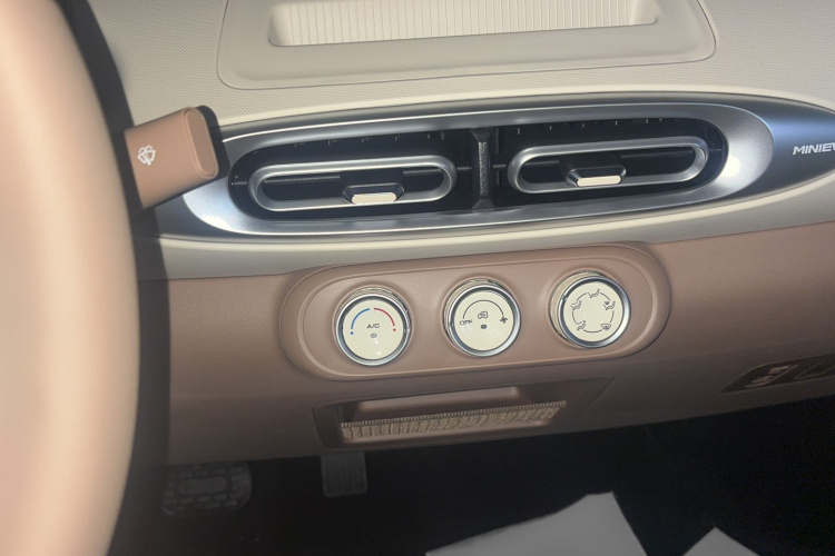 五菱汽车 宏光MINIEV 2025款 四门版 进阶款中控内饰7004