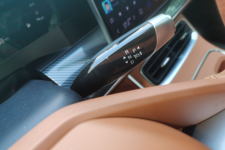 哪吒汽车 哪吒L 2024款 增程 310 闪充红衣版局部细节18