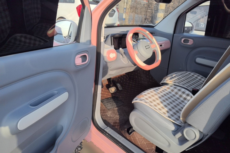 奔腾小马 2025款 222km 灵动马中控内饰7003