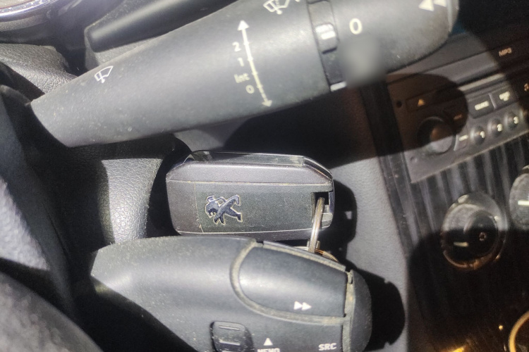 标致3008 2013款 2.0L 自动经典版中控内饰7001