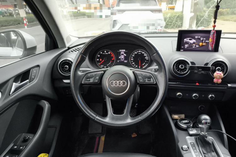 奥迪A3 2018款 30周年年型 Limousine 35 TFSI 进取型中控内饰13