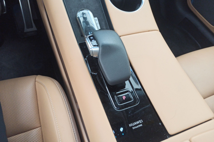 鸿蒙智行 问界M5 2022款 增程四驱性能版局部细节18