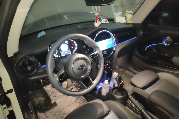 MINI 2022款 改款 1.5T COOPER 艺术家中控内饰12