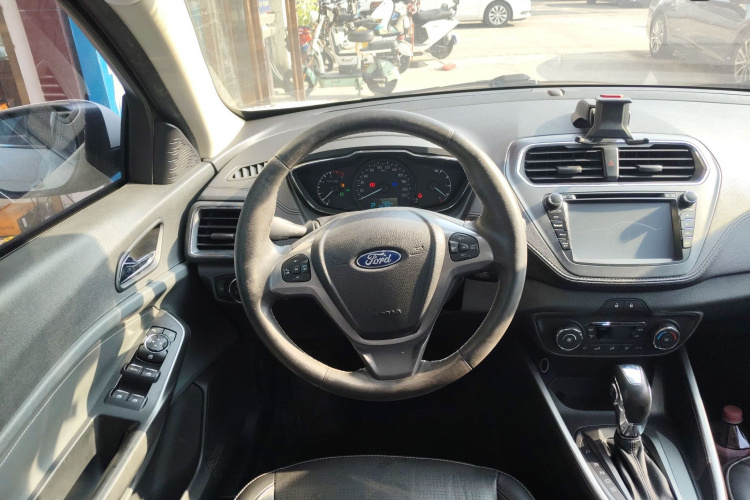 福特 福睿斯 2015款 1.5L 自动时尚型中控内饰13