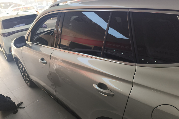 荣威RX5 MAX 2021款 Supreme系列 300TGI 自动豪华座舱版车身外观4