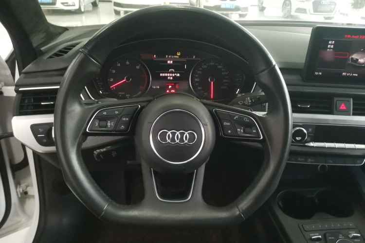 奥迪A4L 2018款 30周年年型 45 TFSI quattro 个性运动版局部细节13