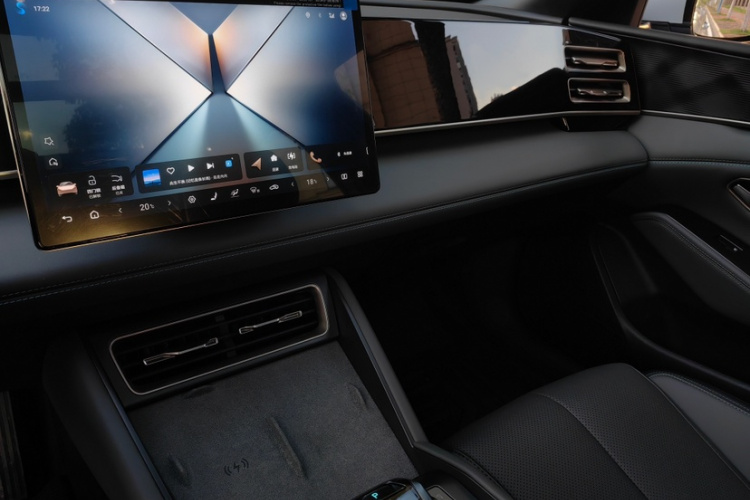 比亚迪 秦L 2025款 DM-i 智驾版 120KM超越型中控内饰7012