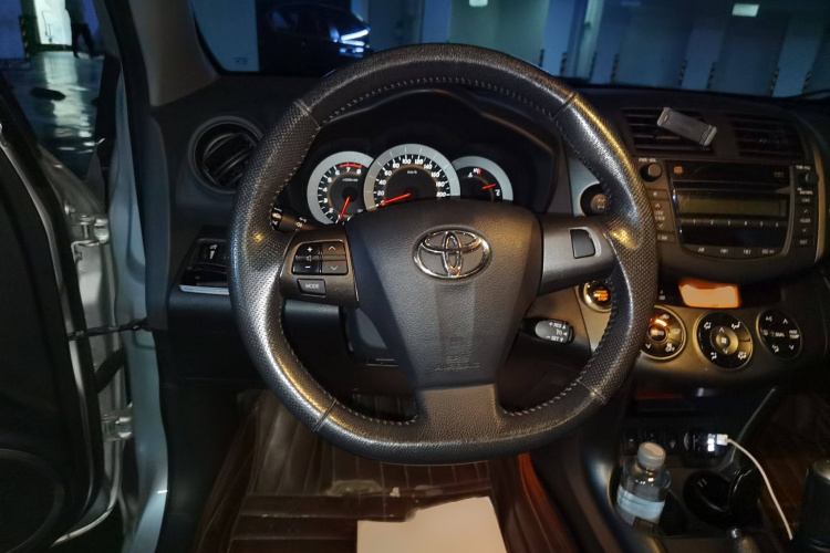 丰田 RAV4荣放 2012款 炫装版 2.4L 手动四驱豪华局部细节13