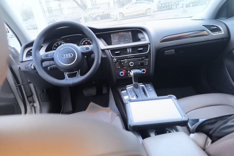奥迪A4L 2016款 35 TFSI 典藏版 自动标准型中控内饰12