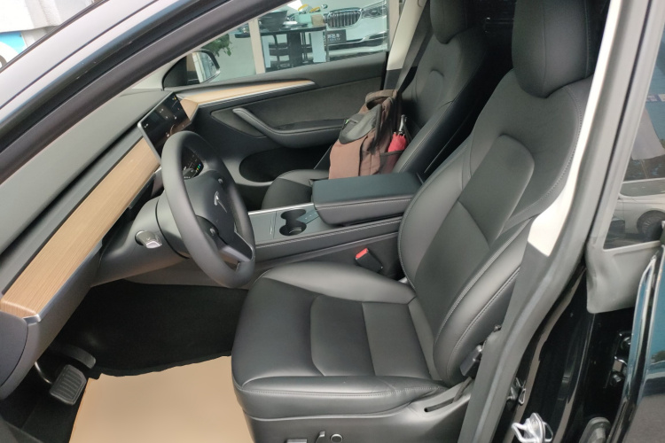 特斯拉 Model Y 2022款 长续航全轮驱动版中控内饰19