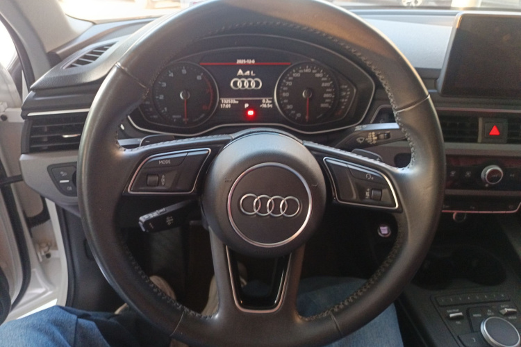 奥迪A4L 2018款 30周年年型 40 TFSI 进取型中控内饰13