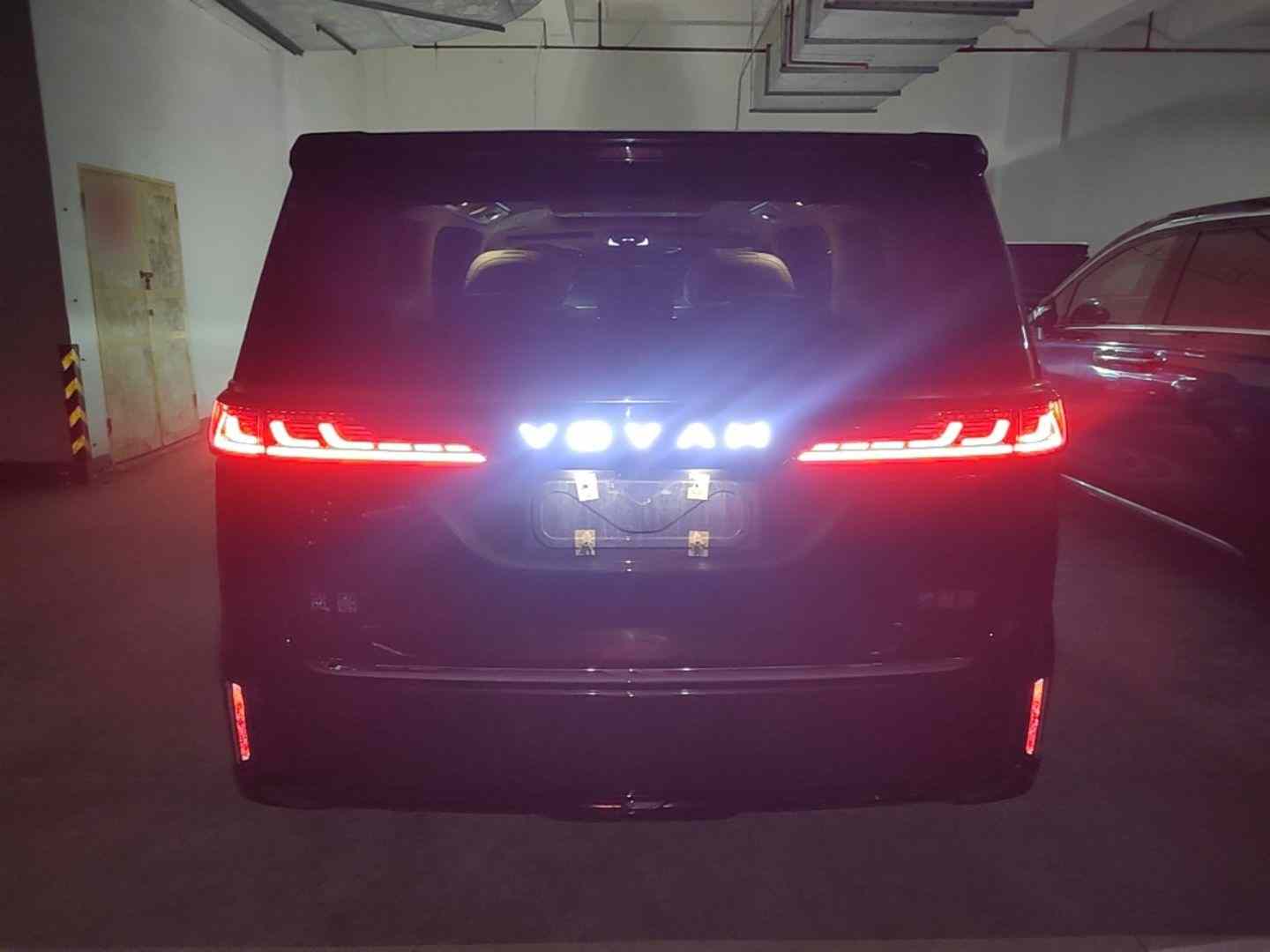 岚图汽车 岚图梦想家 2025款 PHEV 四驱旗舰鲲鹏版(4)