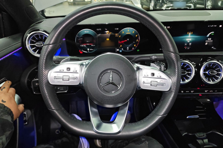 奔驰A级 2021款 A 200 L 运动轿车时尚型局部细节13