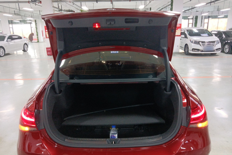 奔驰A级 2019款 改款 A 180 L 运动轿车机舱底盘23