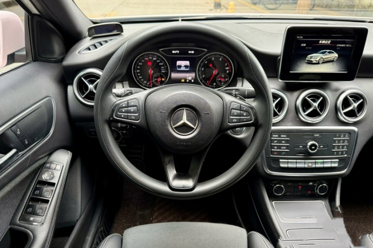 奔驰A级(进口) 2016款 A 180中控内饰7003