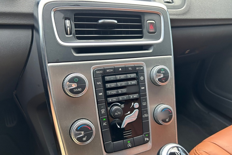 沃尔沃S60 2014款 S60L 2.0T 智远版中控内饰7012