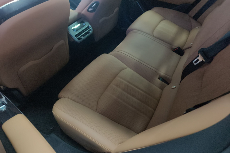 比亚迪 汉L 2025款 DM-p 四驱激光雷达旗舰型中控内饰7004