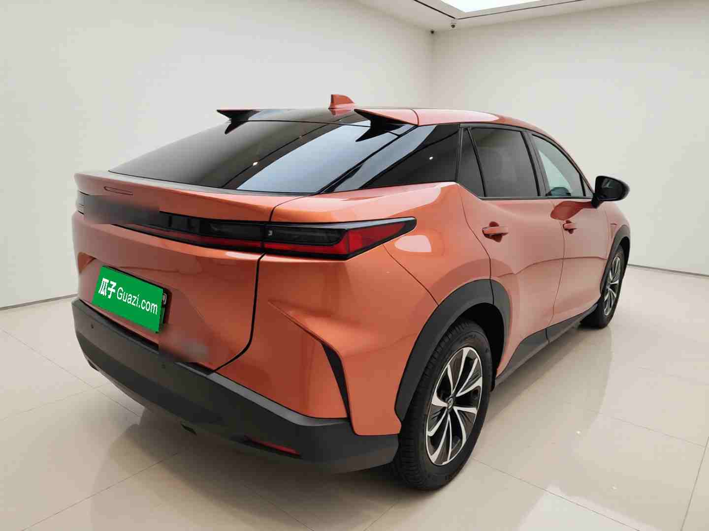 车辆右后45度外观展示