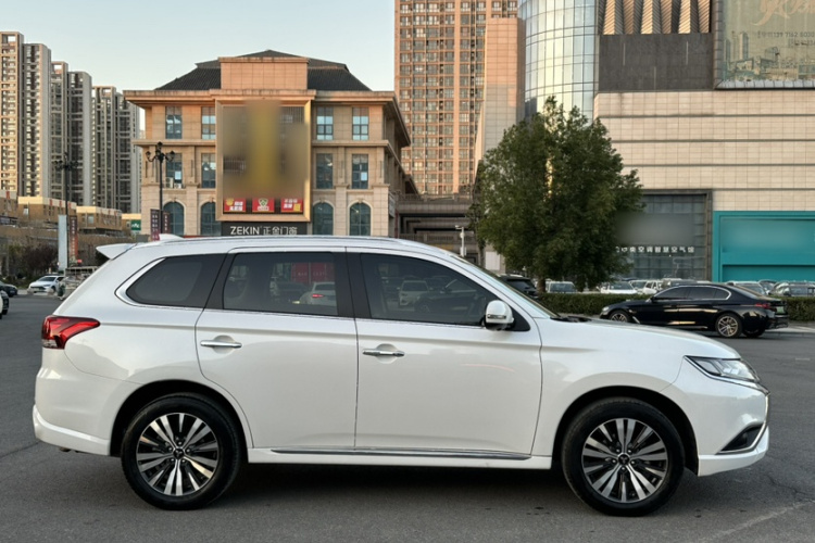 三菱 欧蓝德 2021款 2.4L 四驱致享版 7座车身外观6002